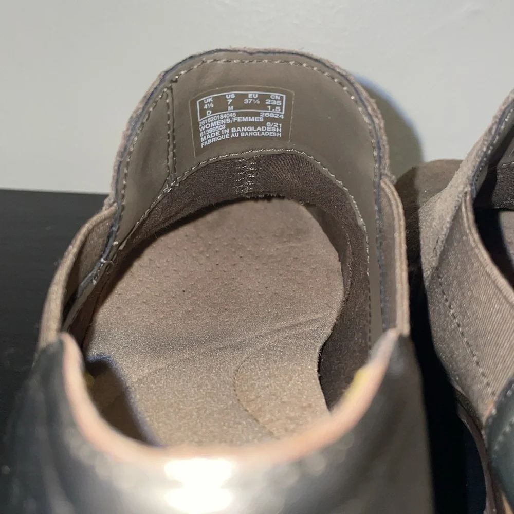 Clarks Women's Camzin Step Loafer.‎ Dark Olive & Tan Combination.  Size 7